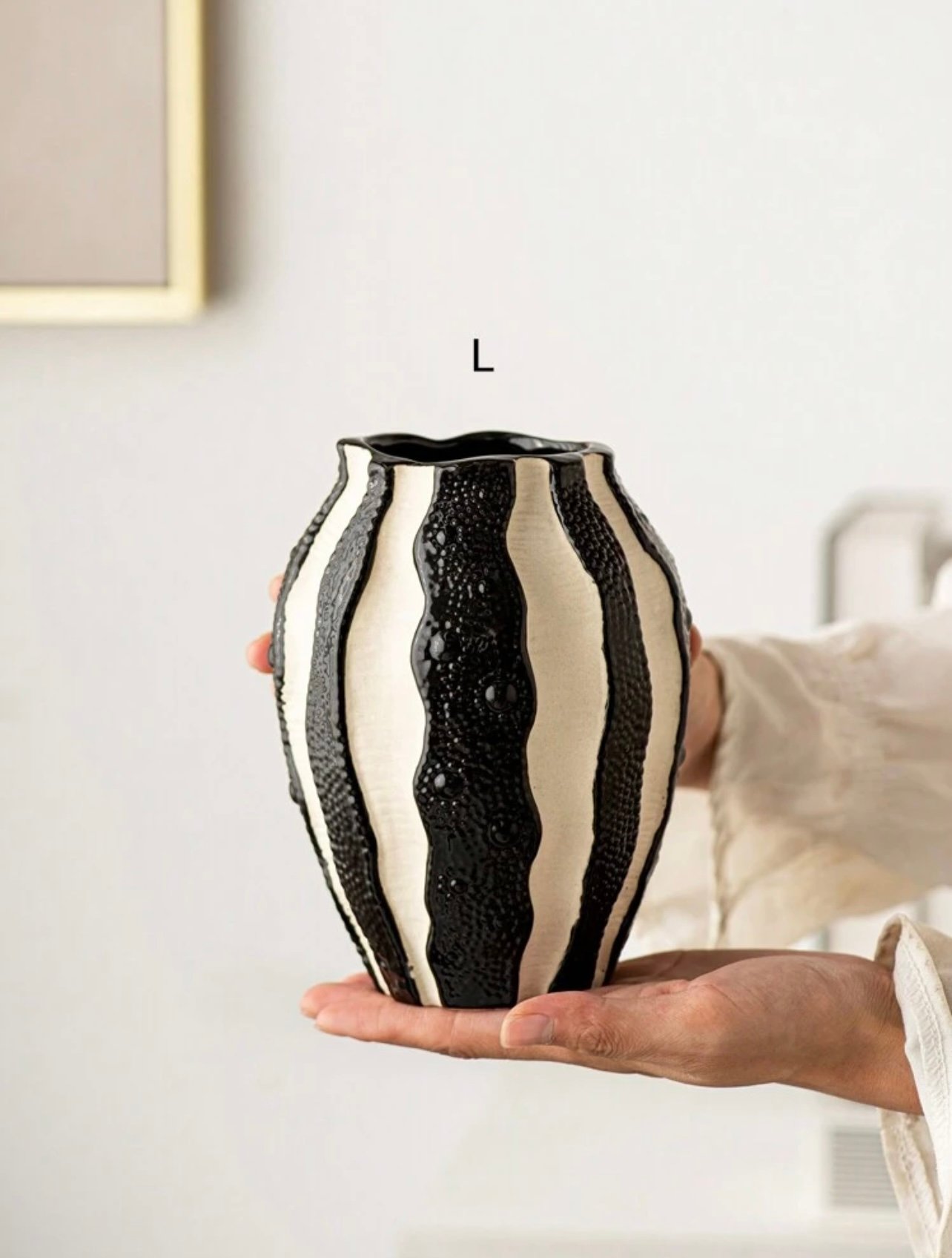 Ceramic vase with vertical stripes - Image 4